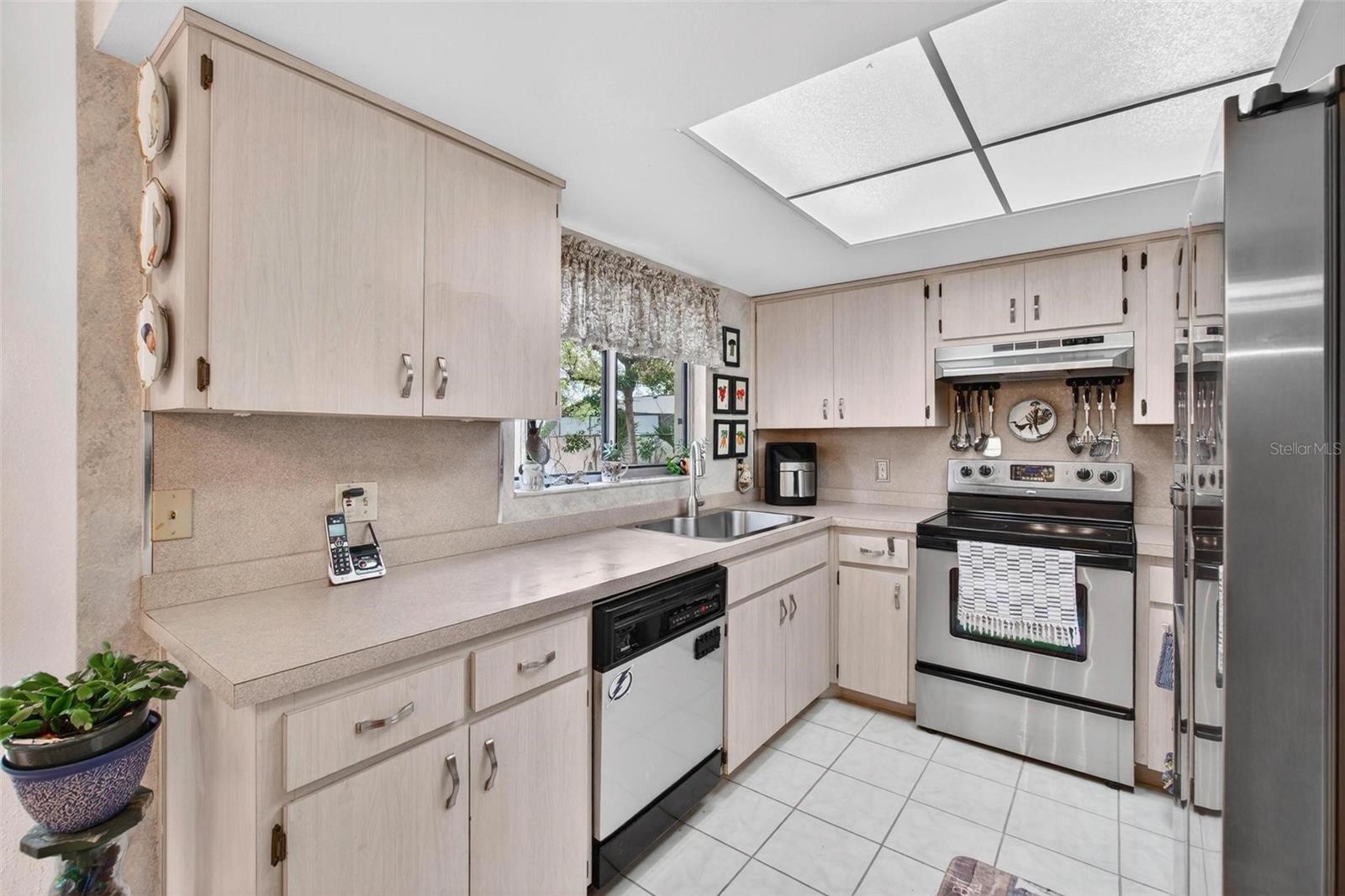 Cozy Kitchen lots of storage