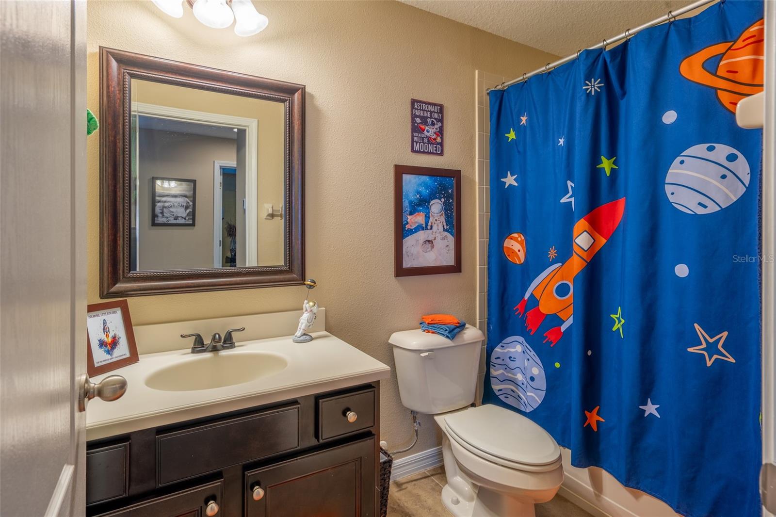 SECONDARY BATH, TUB W/SHOWER