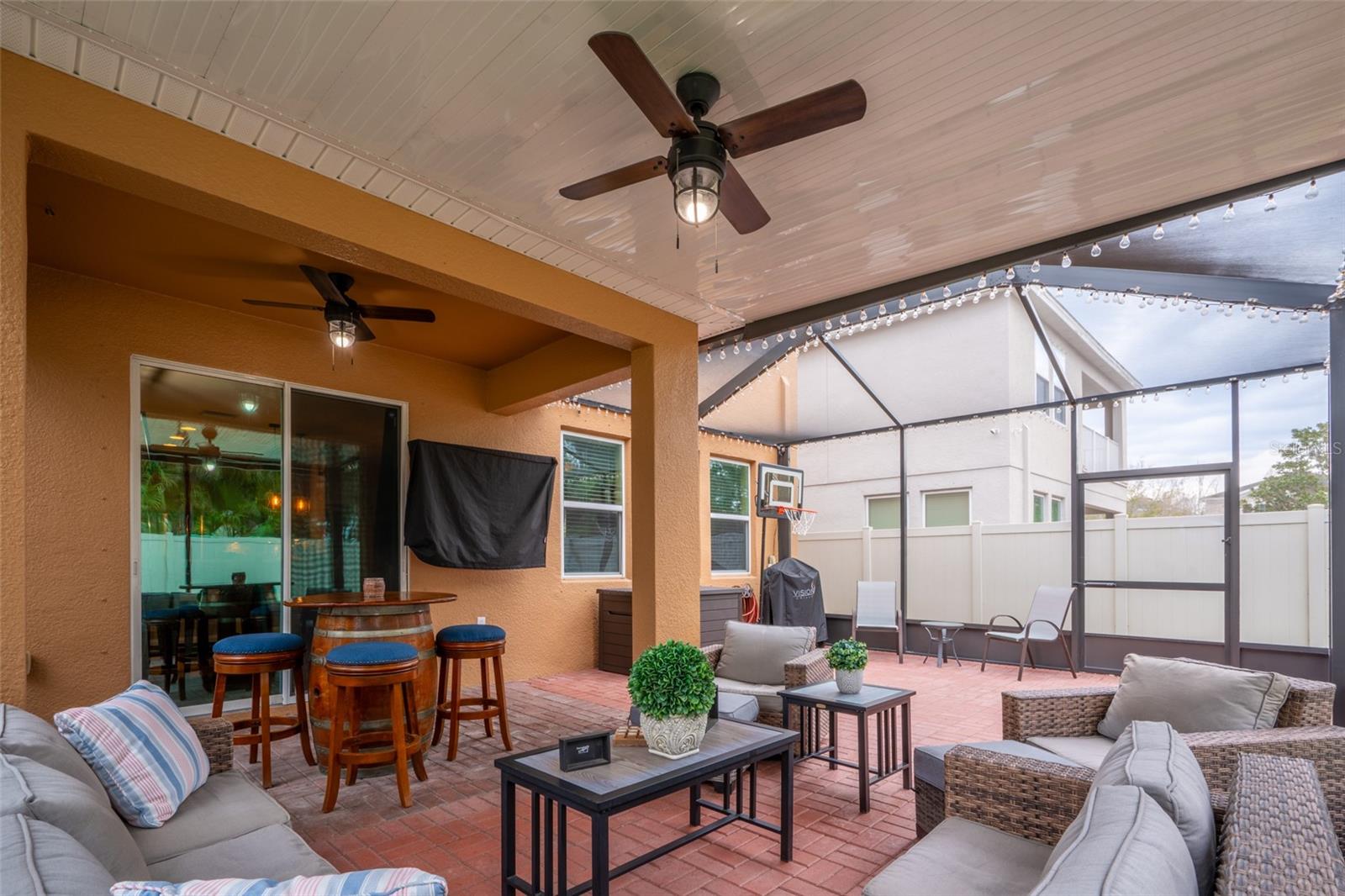 ACCENT LIGHTING LIGHTS UP THE LANAI AT NIGHT