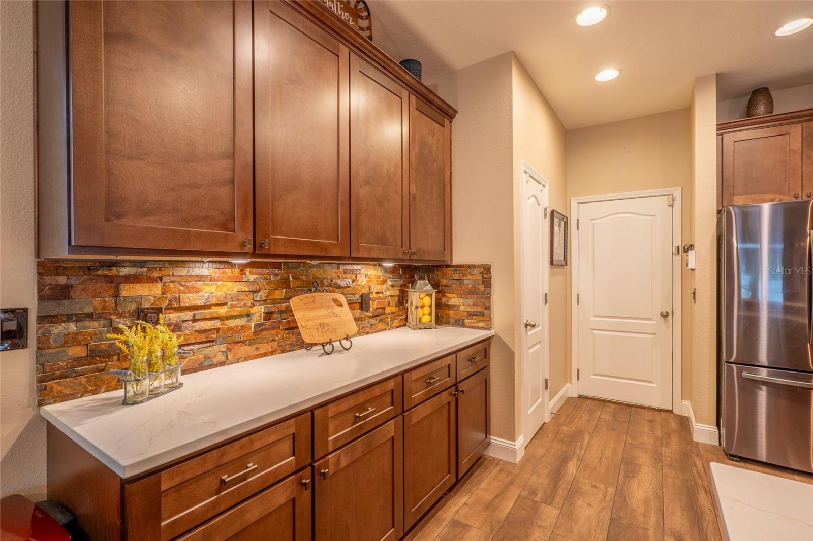 UNDER COUNTER ACCENT LIGHTING