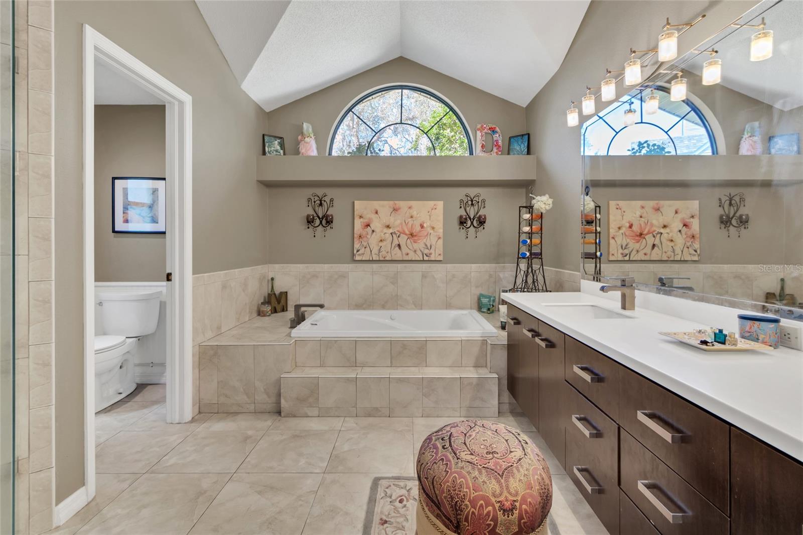 Primary en-suite, dual vanity, tub