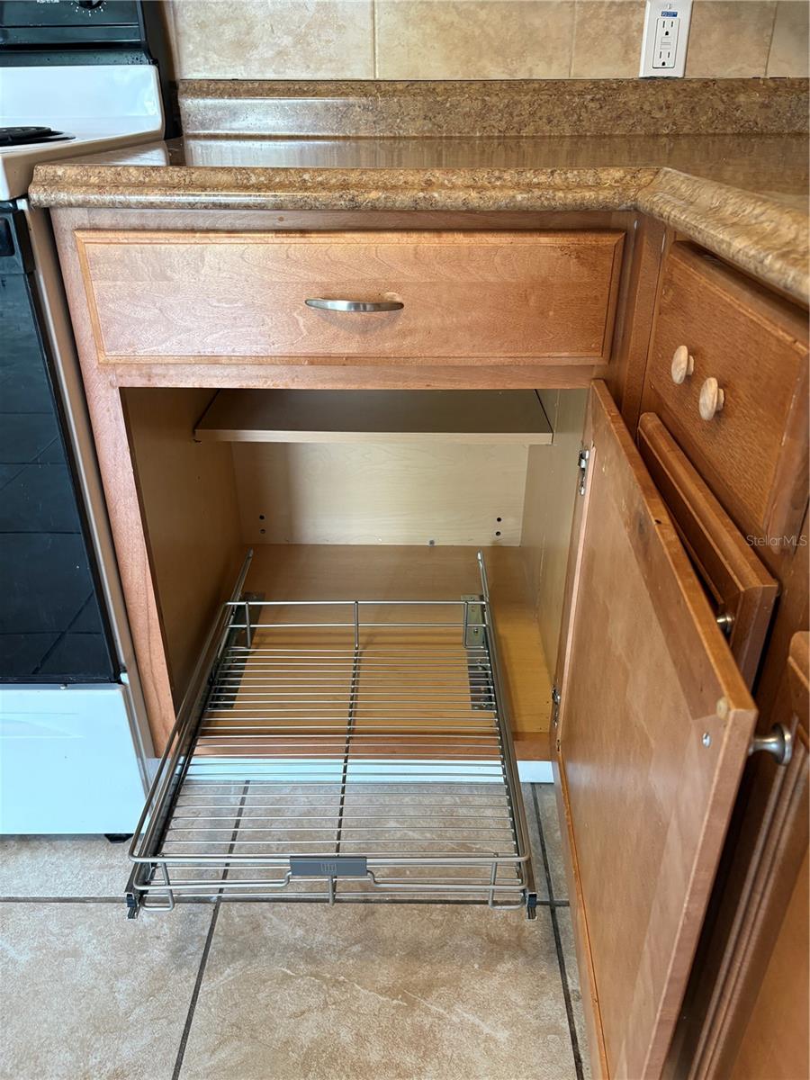 There are even pullouts for added convenience.