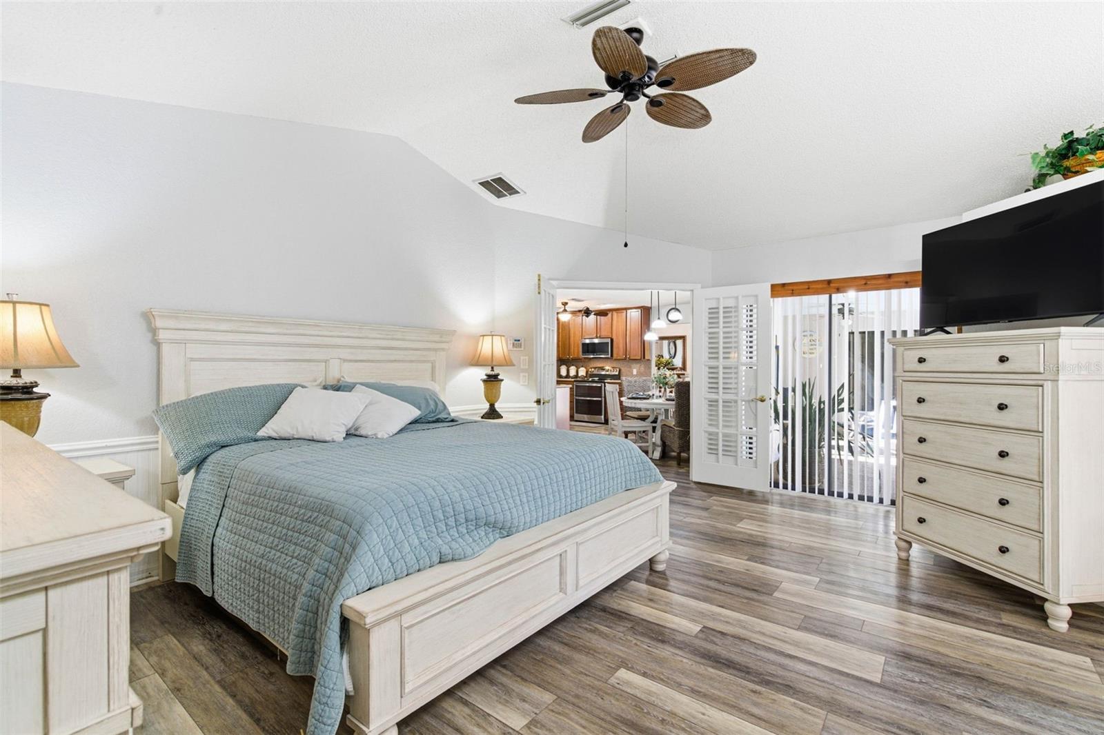 Laundry room w/Sink & Cabinets