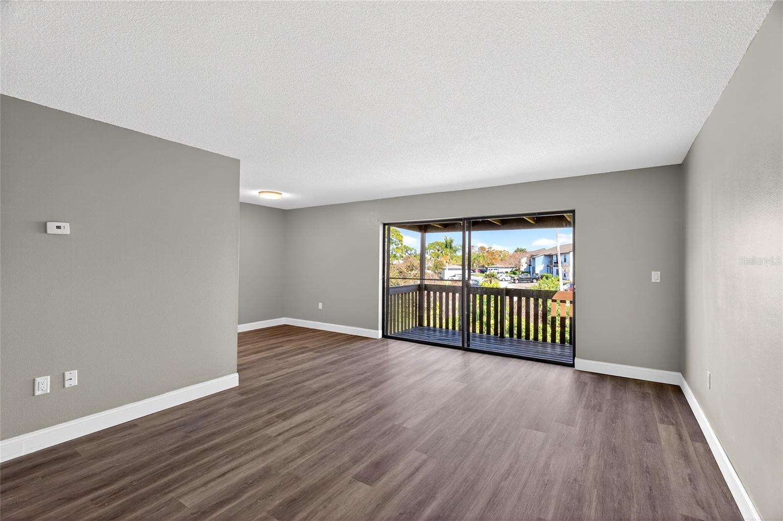 Large Living room with a view of balcony