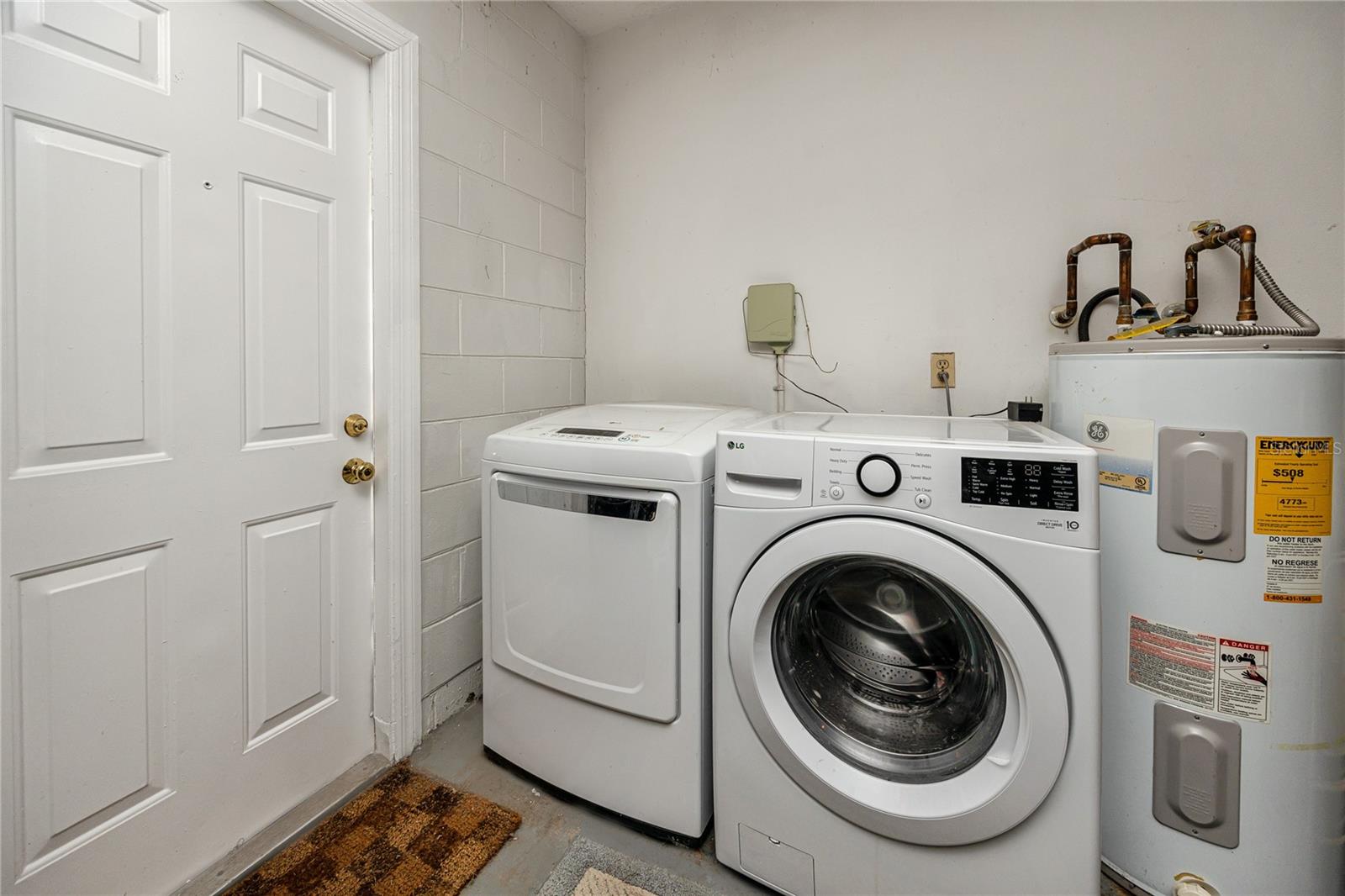 Garage Laundry at 14012 Cascade Ln, Tampa, FL 33618