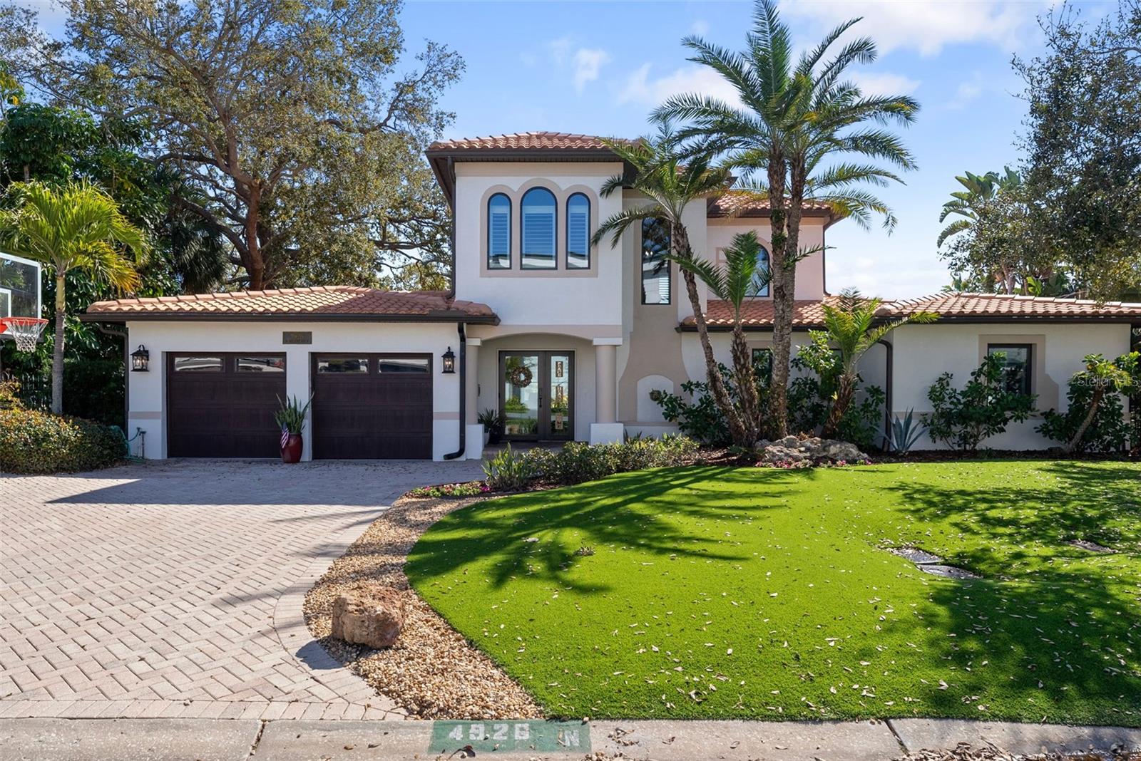 Welcome Home! 4926 W Melrose