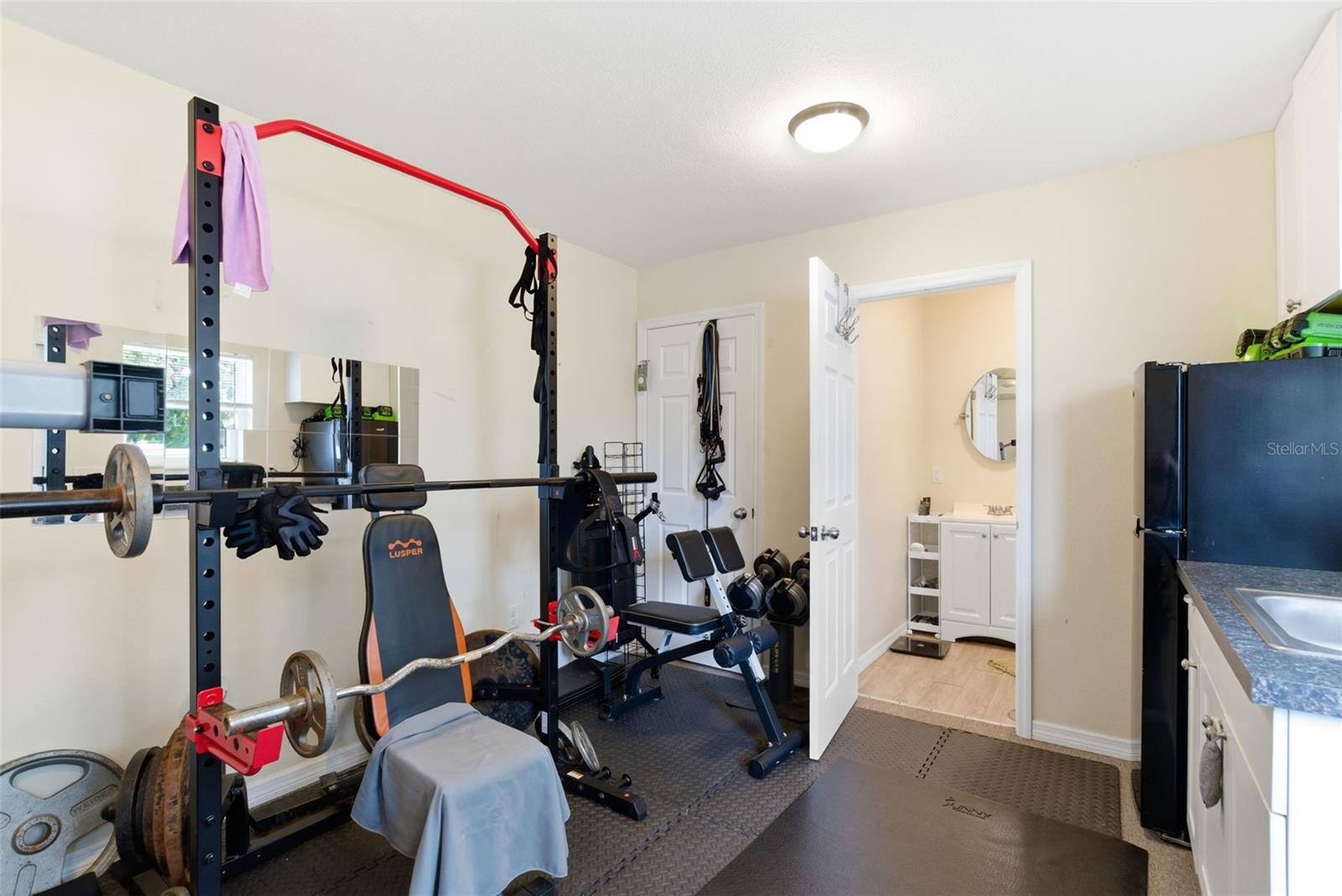 Full bath, walk-in closet