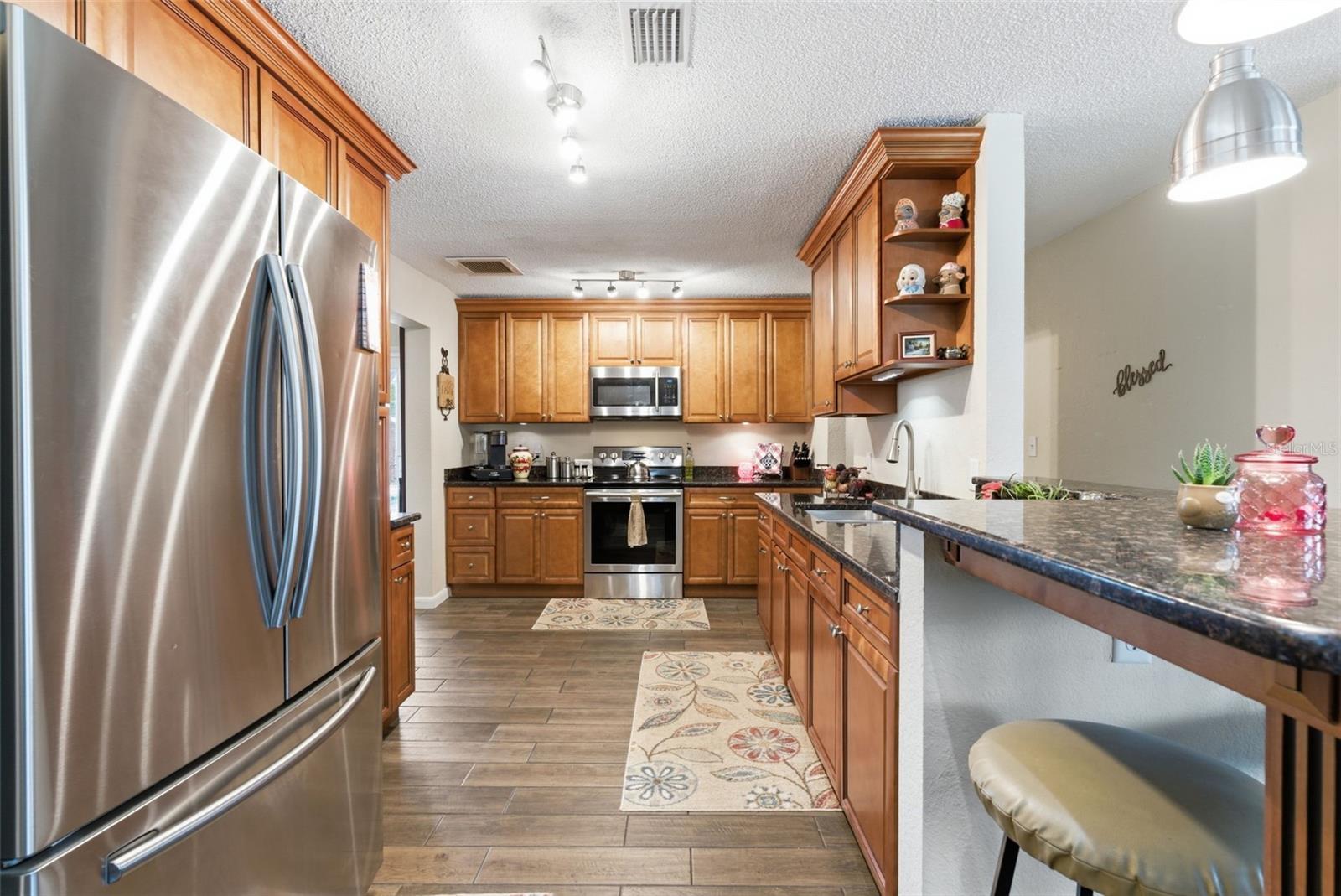 stainless appliances,breakfast bar