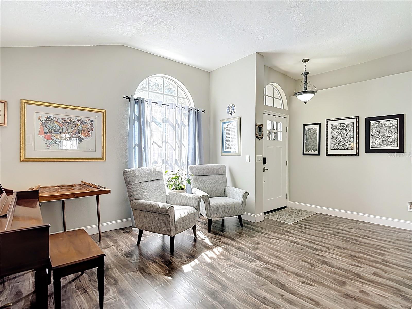 Living Room / Entry.