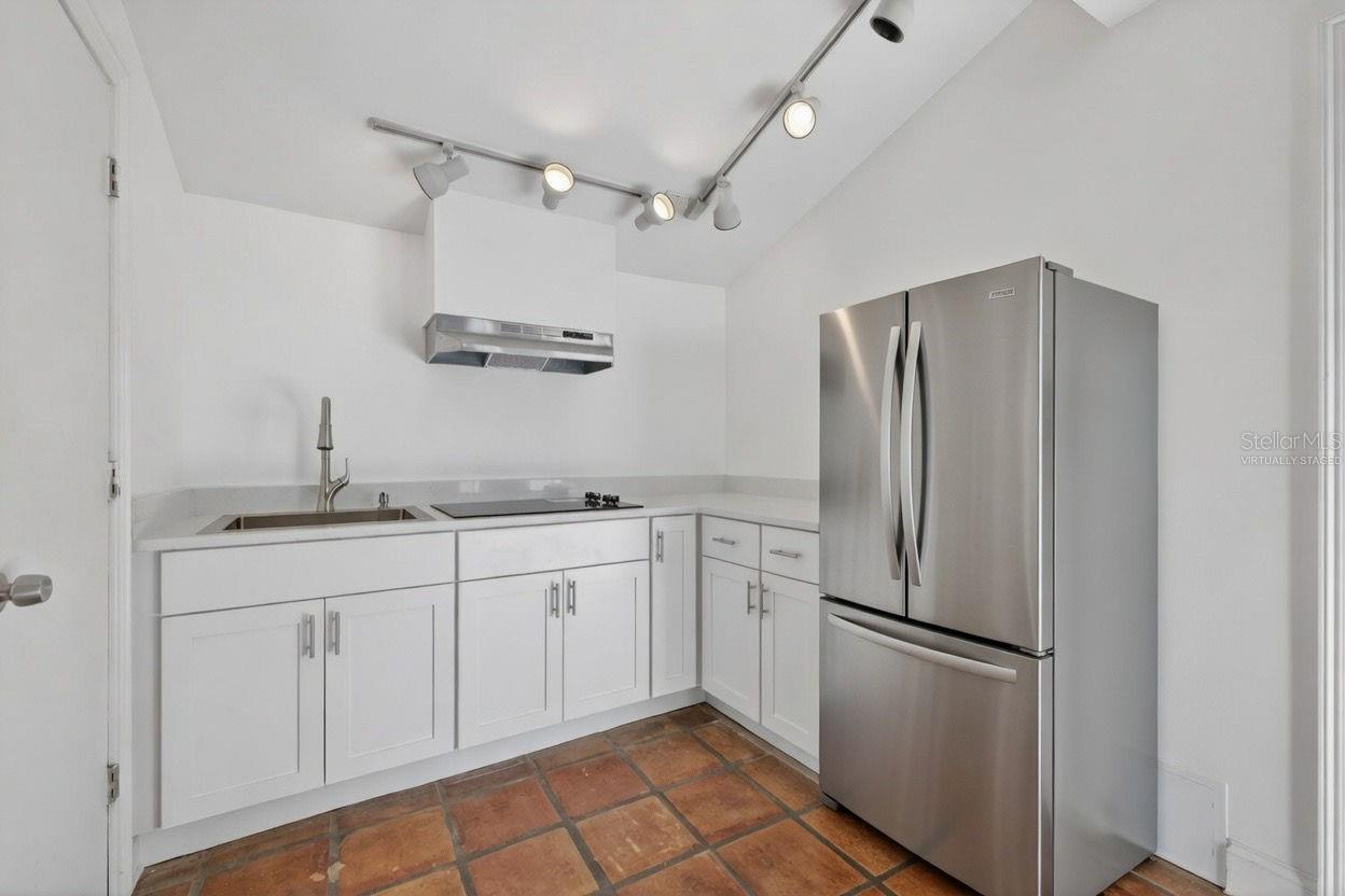 Kitchenette (Refrigerator virtually staged)