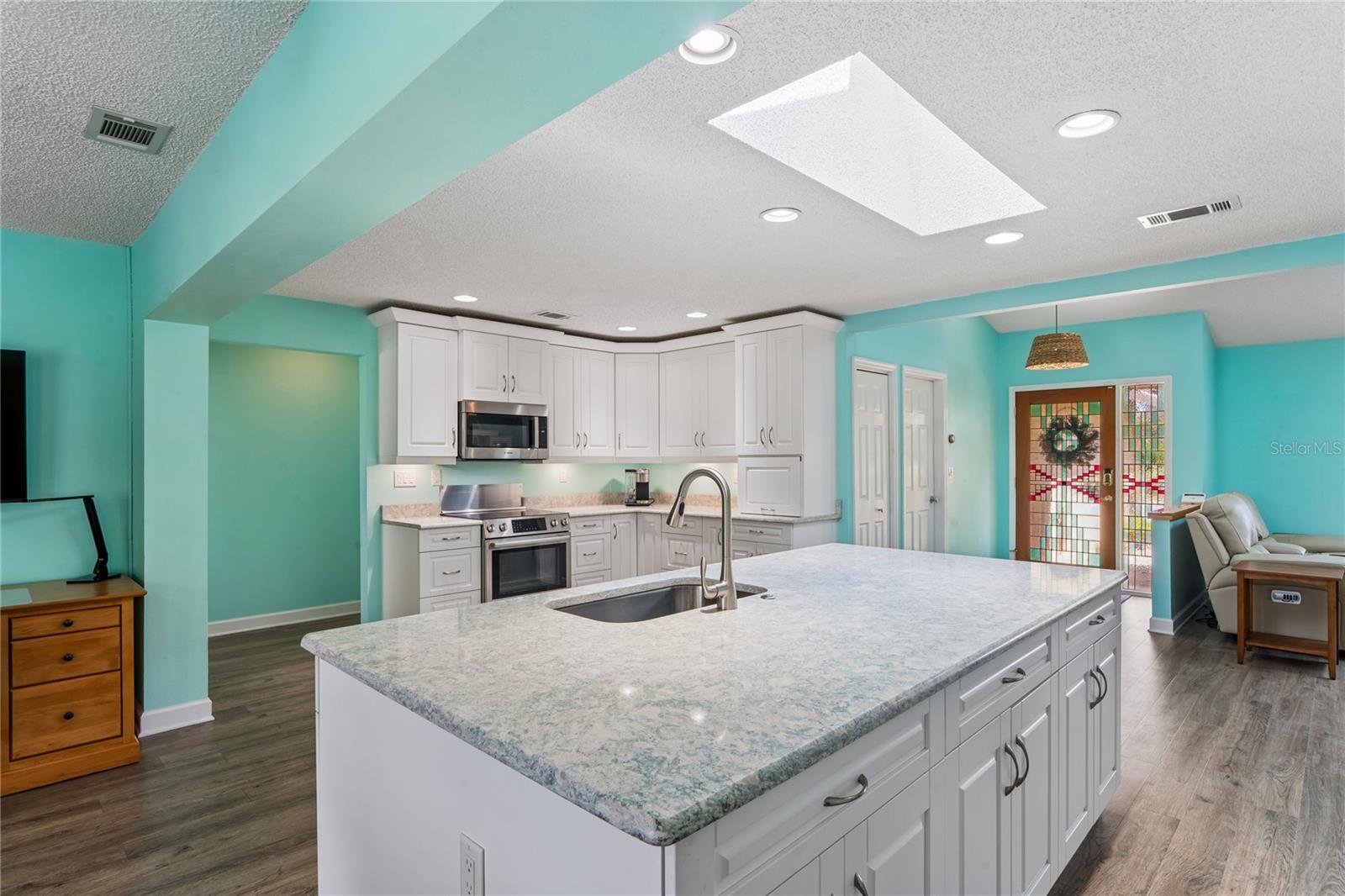 BEAUTIFUL QUARTZ COUNTERTOPS