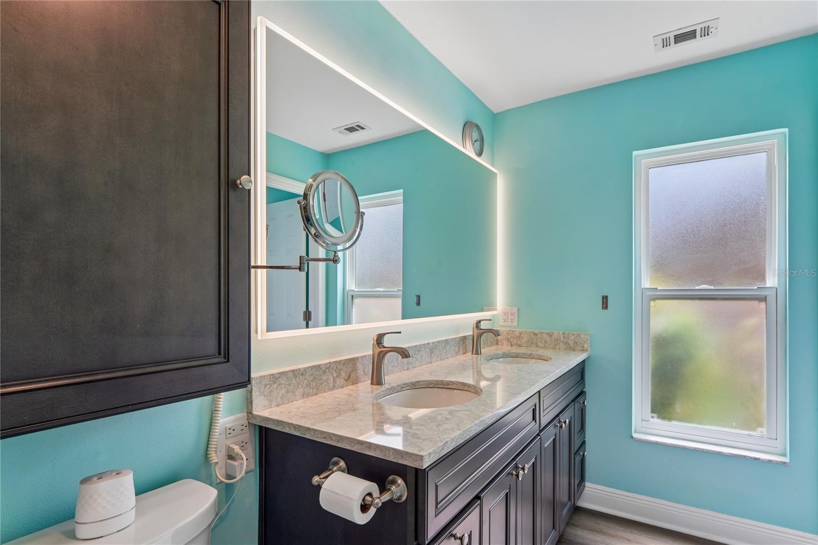 DOUBLE SINKS/LIGHTED MIRROR