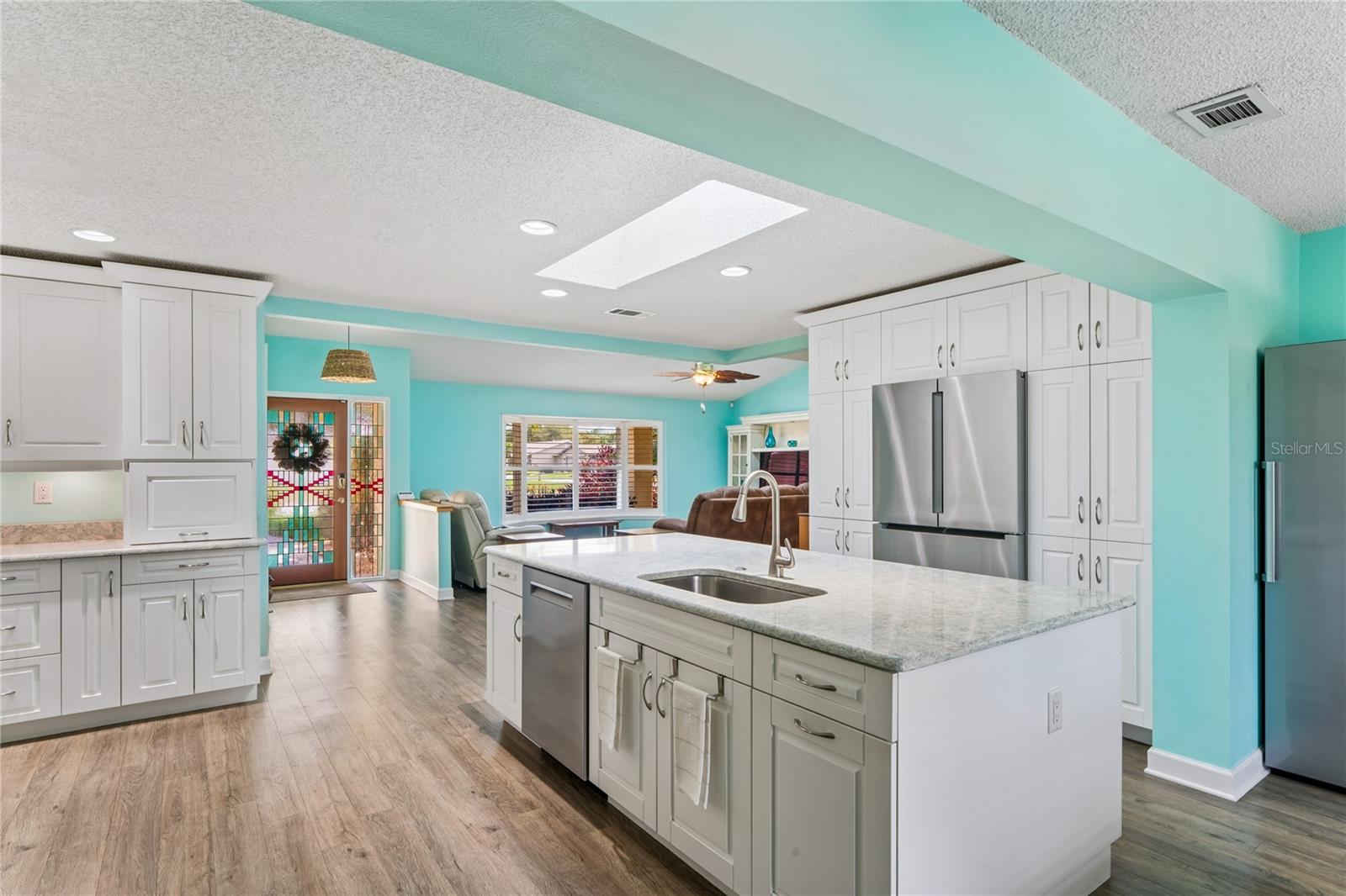 LOT'S OF ROLL-OUT DRAWER'S