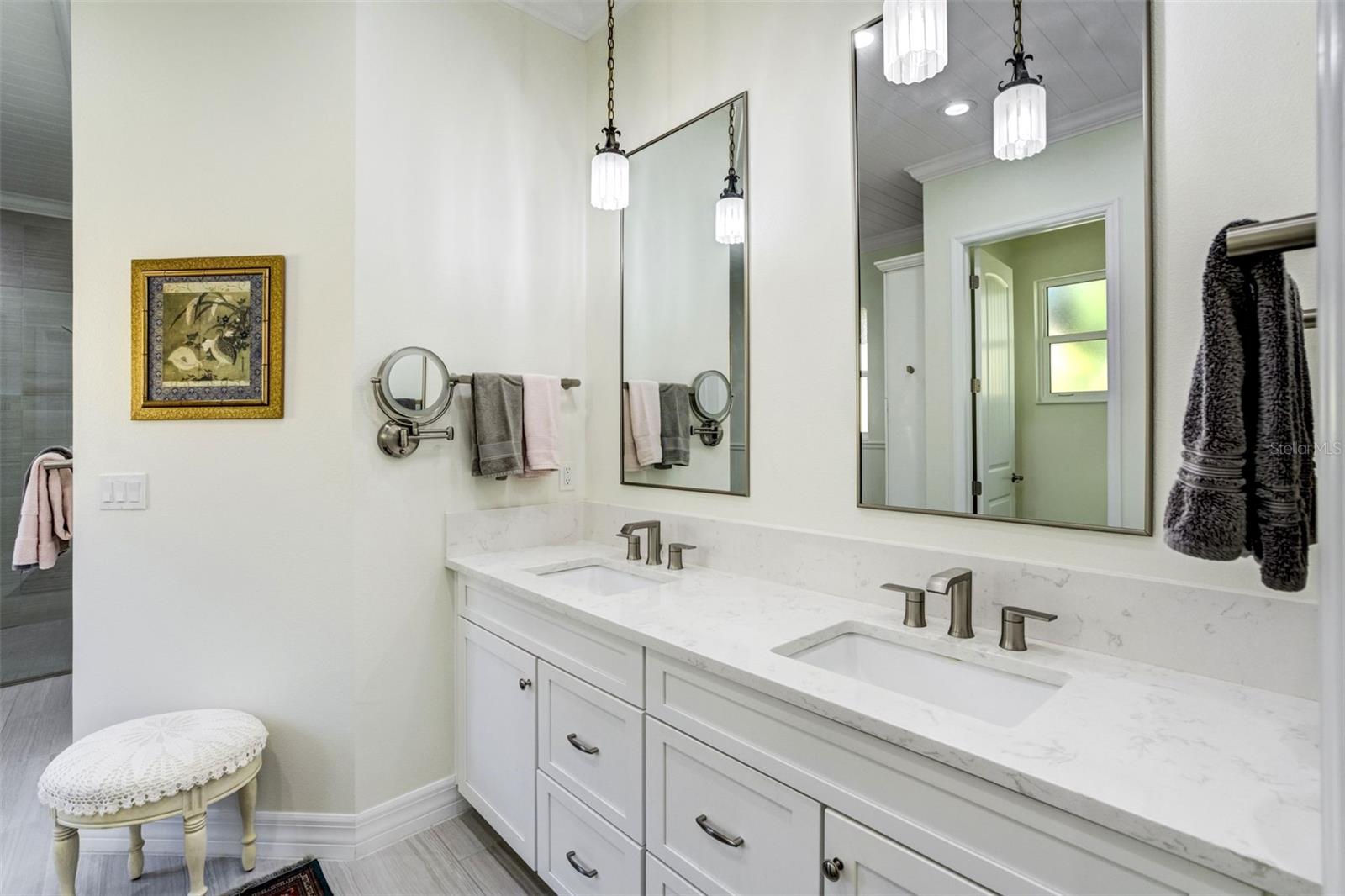 Primary en-suite bathroom