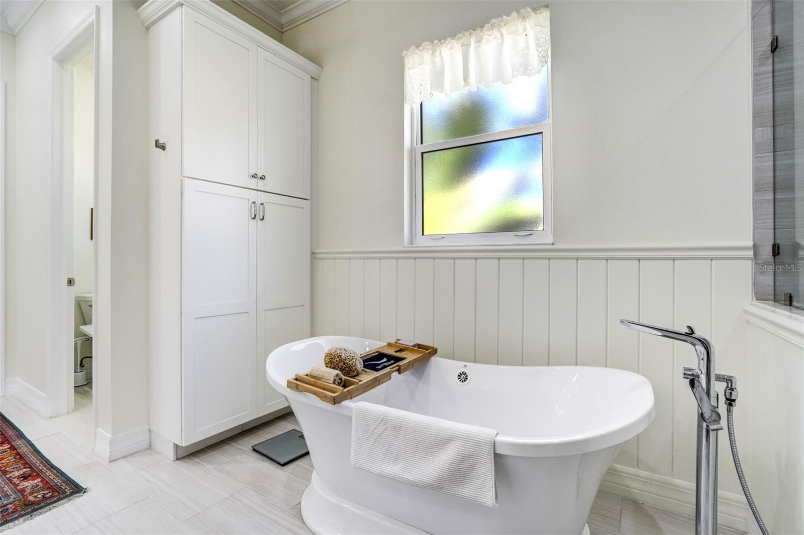 Primary en-suite bathroom