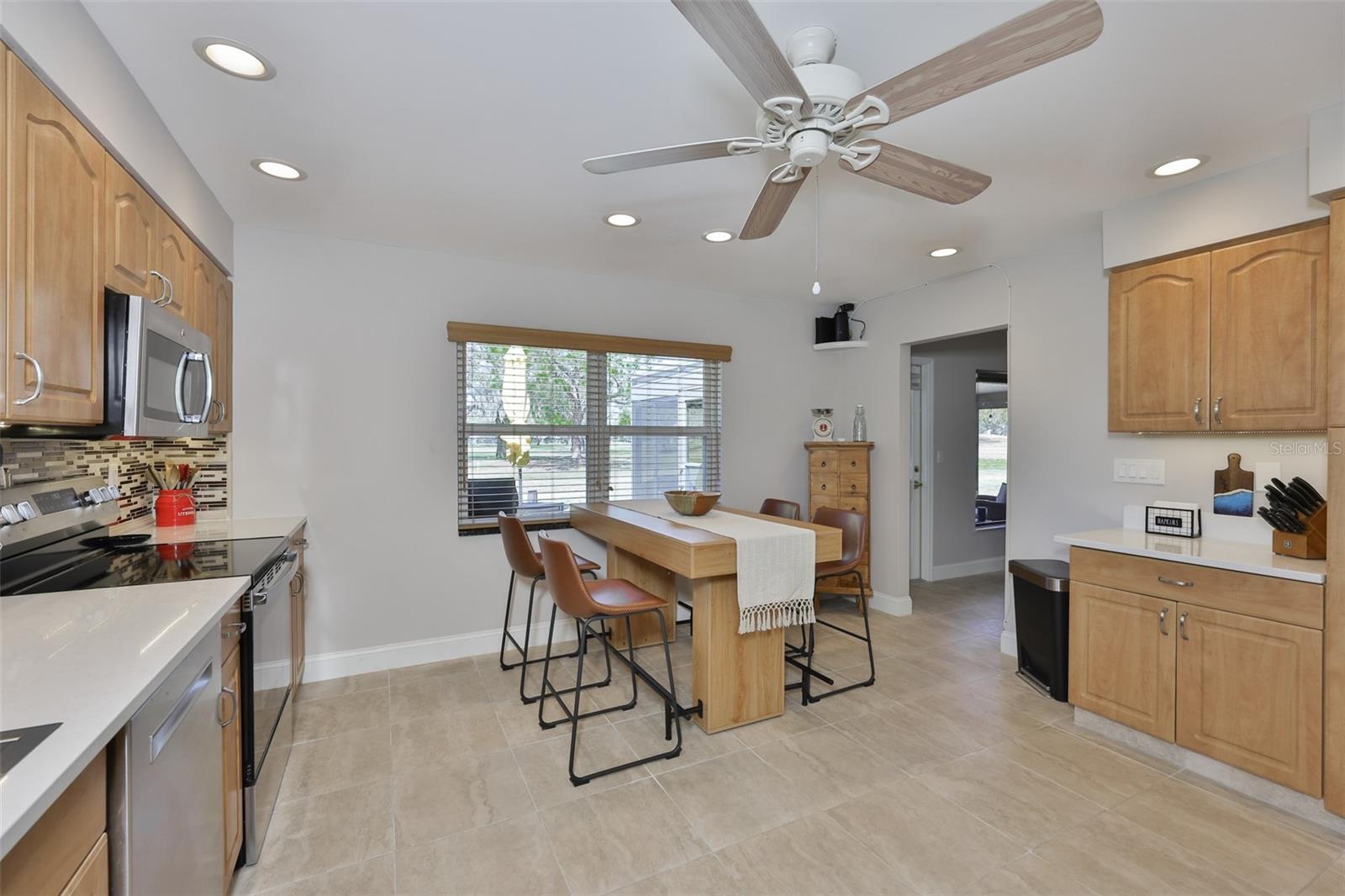 Recessed lighting and large windows ensure that you always enjoy lots of sunshine and brightness in this room.