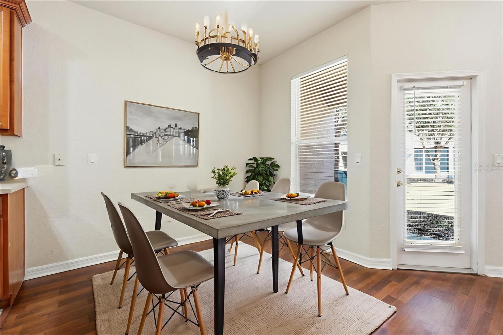 This photo has been Virtually Staged.