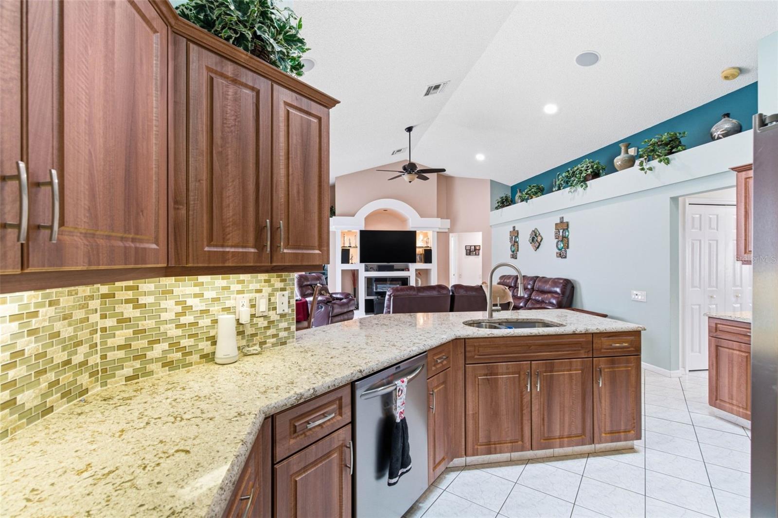 Kitchen - Chef Inspired Quartz Countertops & Modern finishes