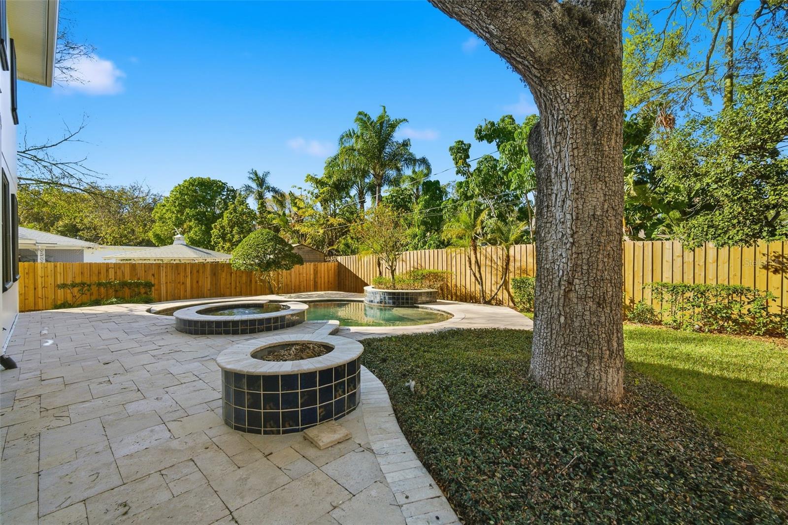 Firepit looking to spa & pool