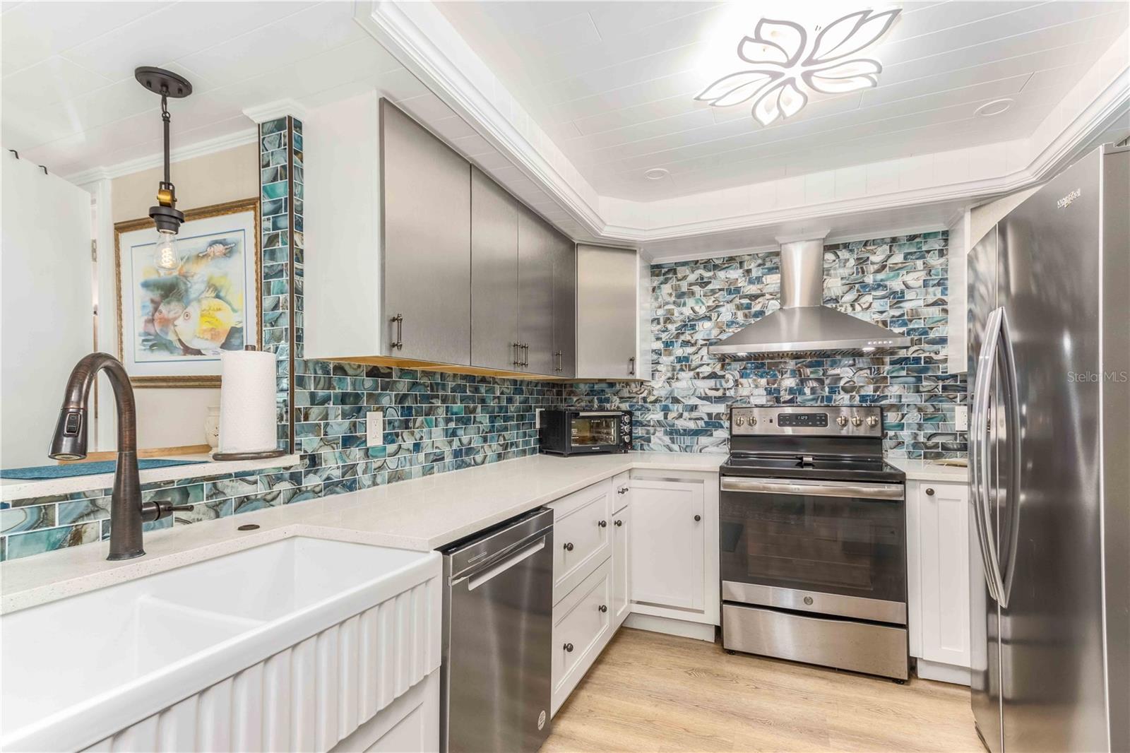 Kitchen with breakfast bar