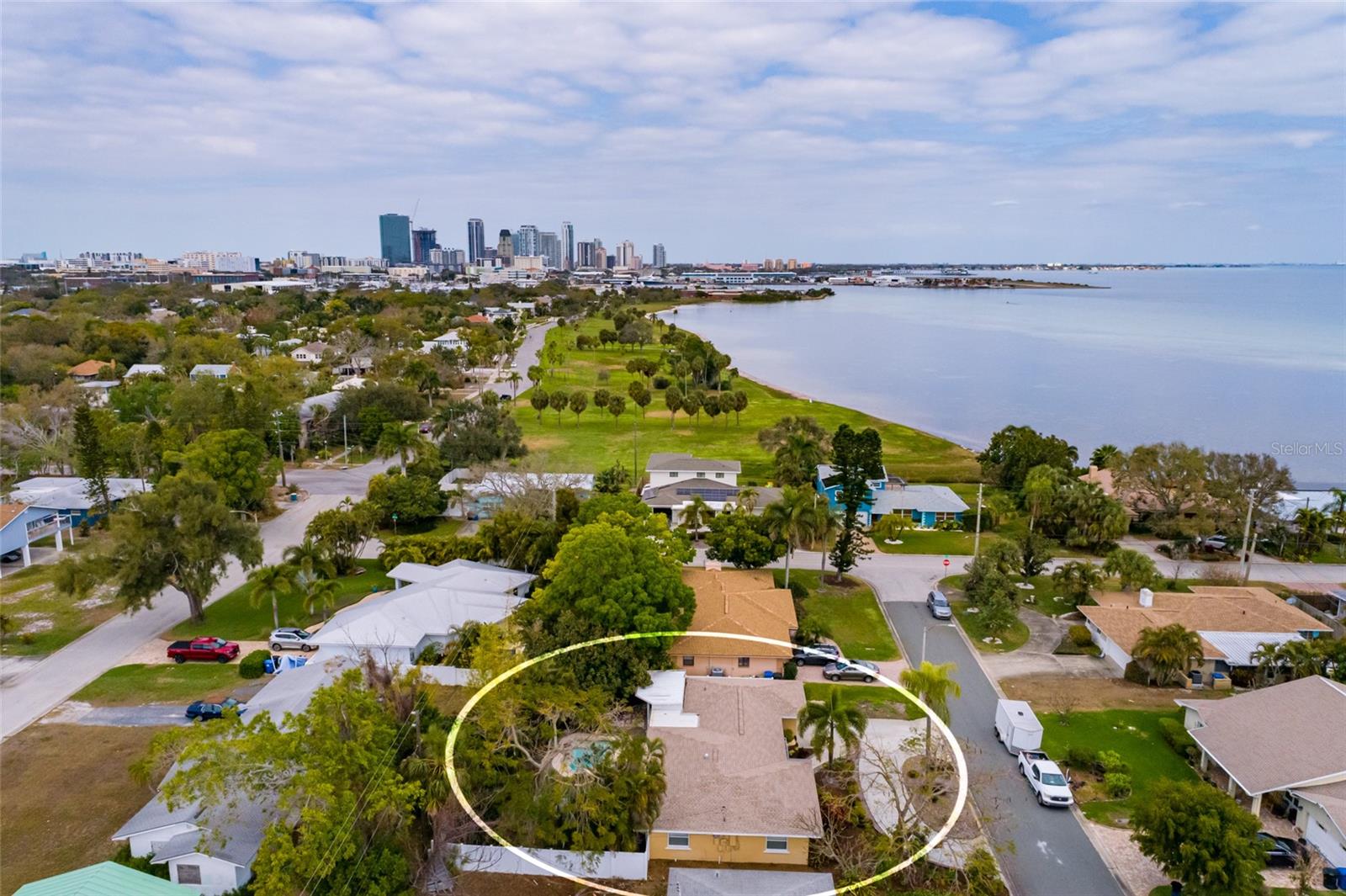 Steps away from Lassing Park and a short bike ride to Downtown St. Pete!