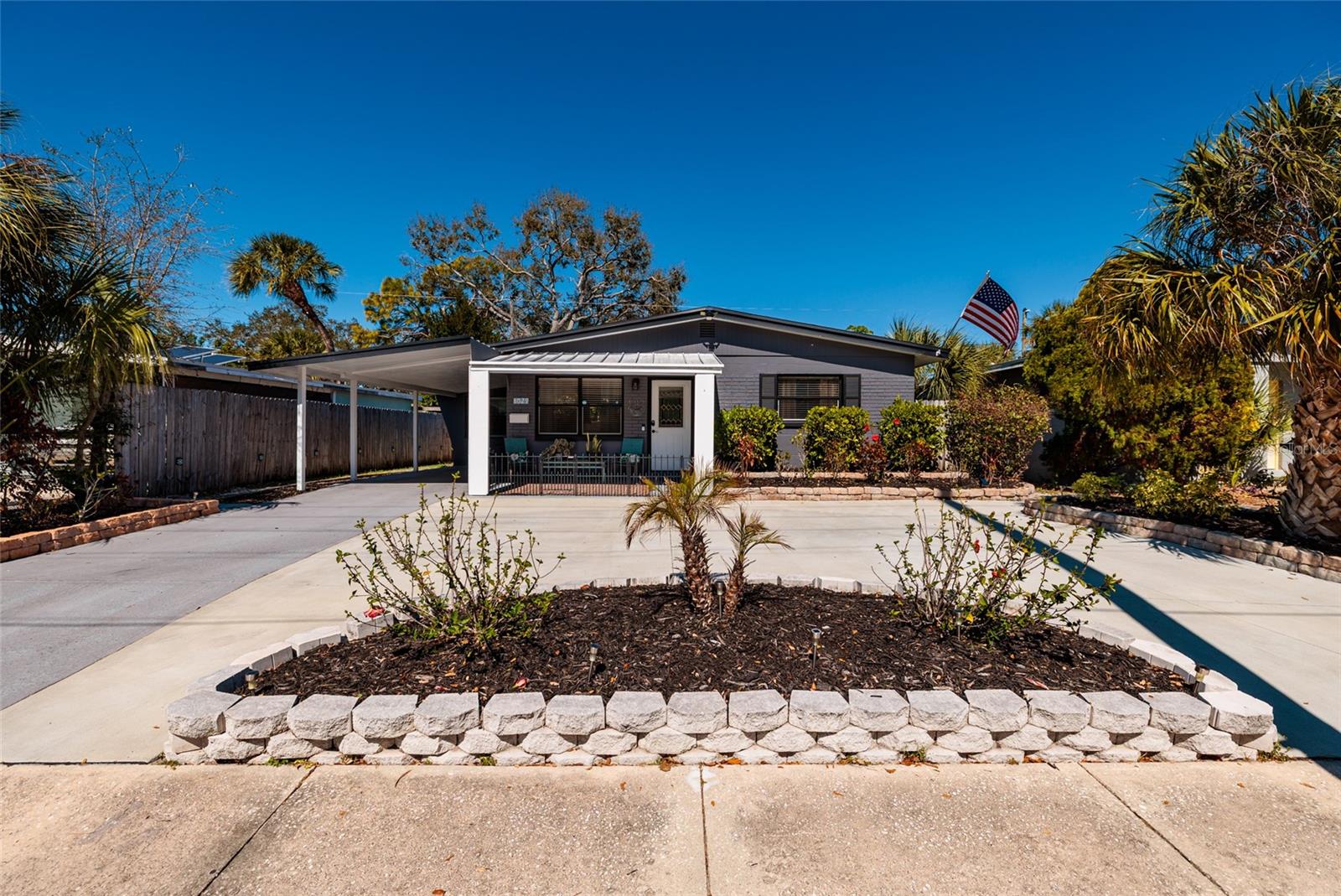 2/1 house w/Carport & circular driveway.