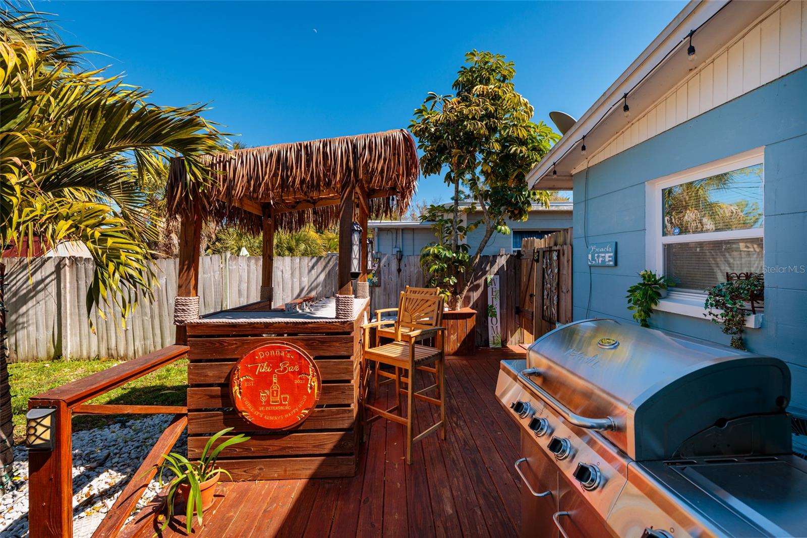 Tiki Hut & gas grill conveys.
