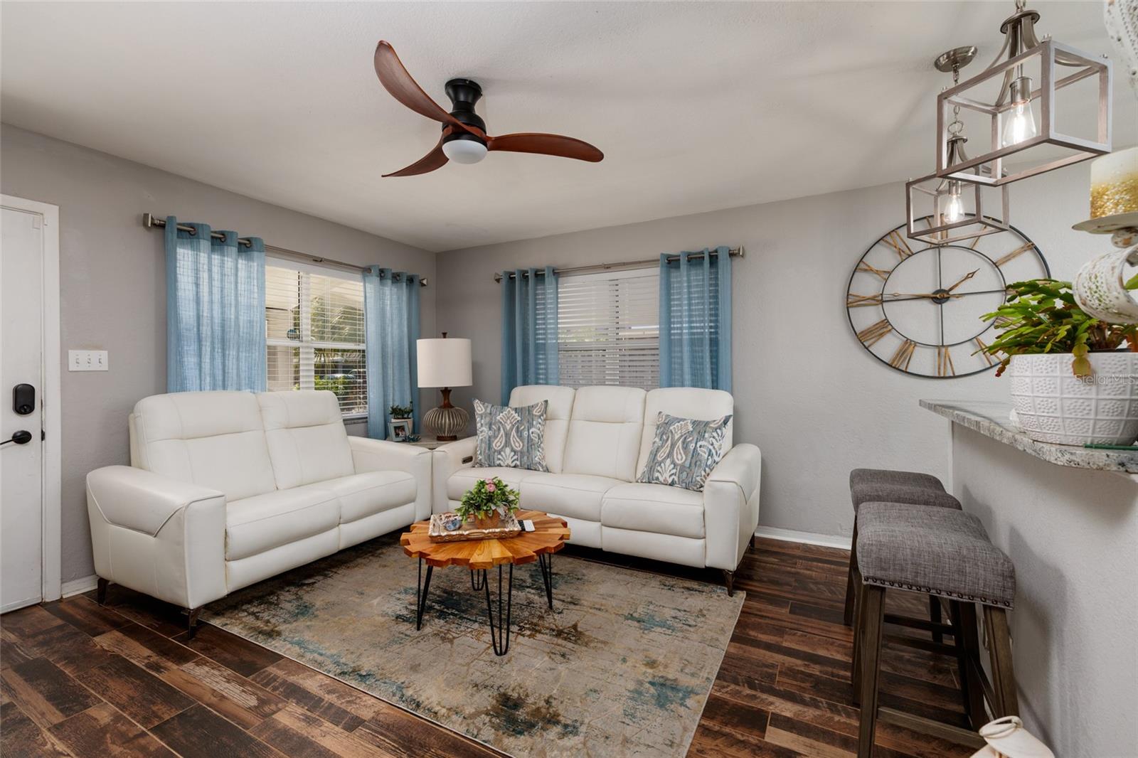 Living Room w/Tile flooring.