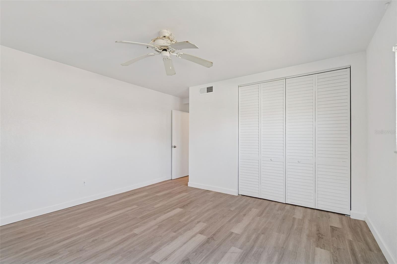 Bedroom w/ built in closet