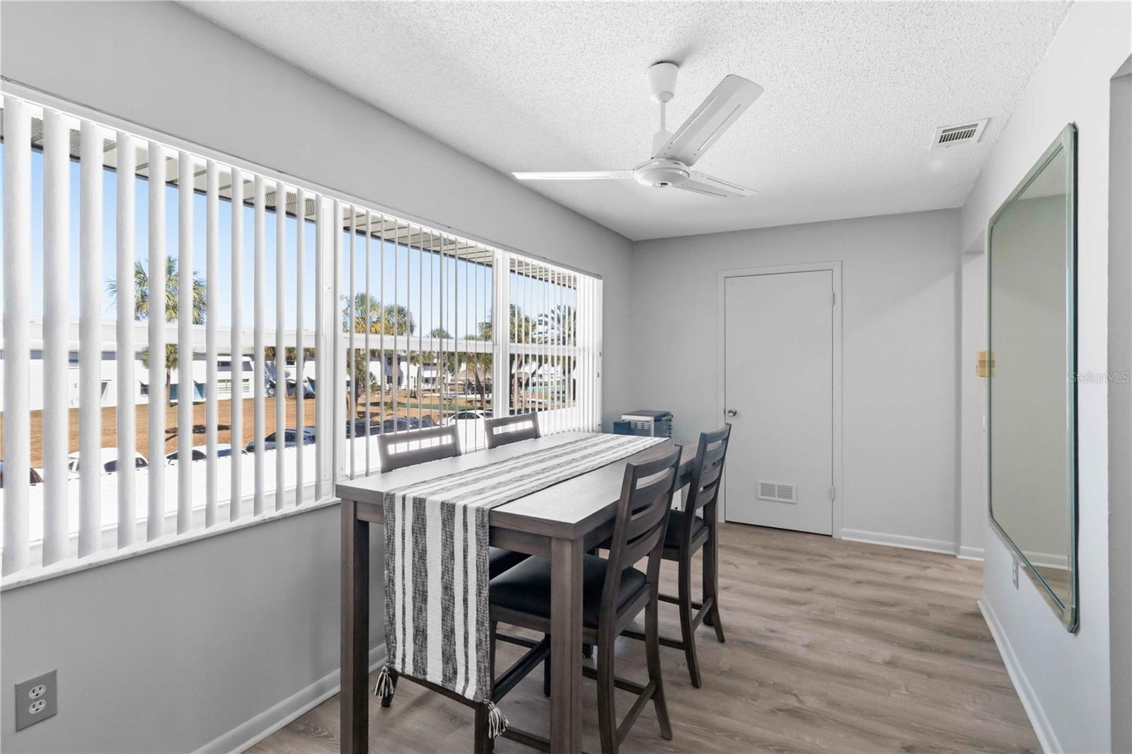 There is plenty of storgage in this unit.