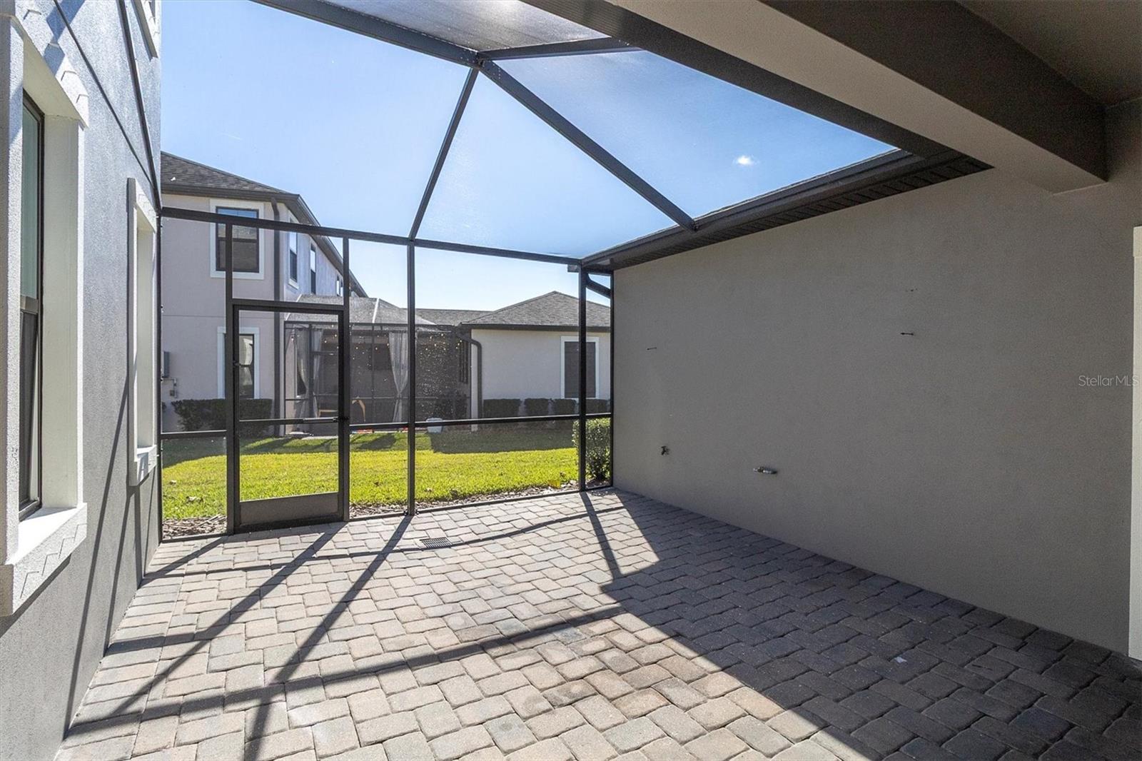 LARGE SCREENED LANAI