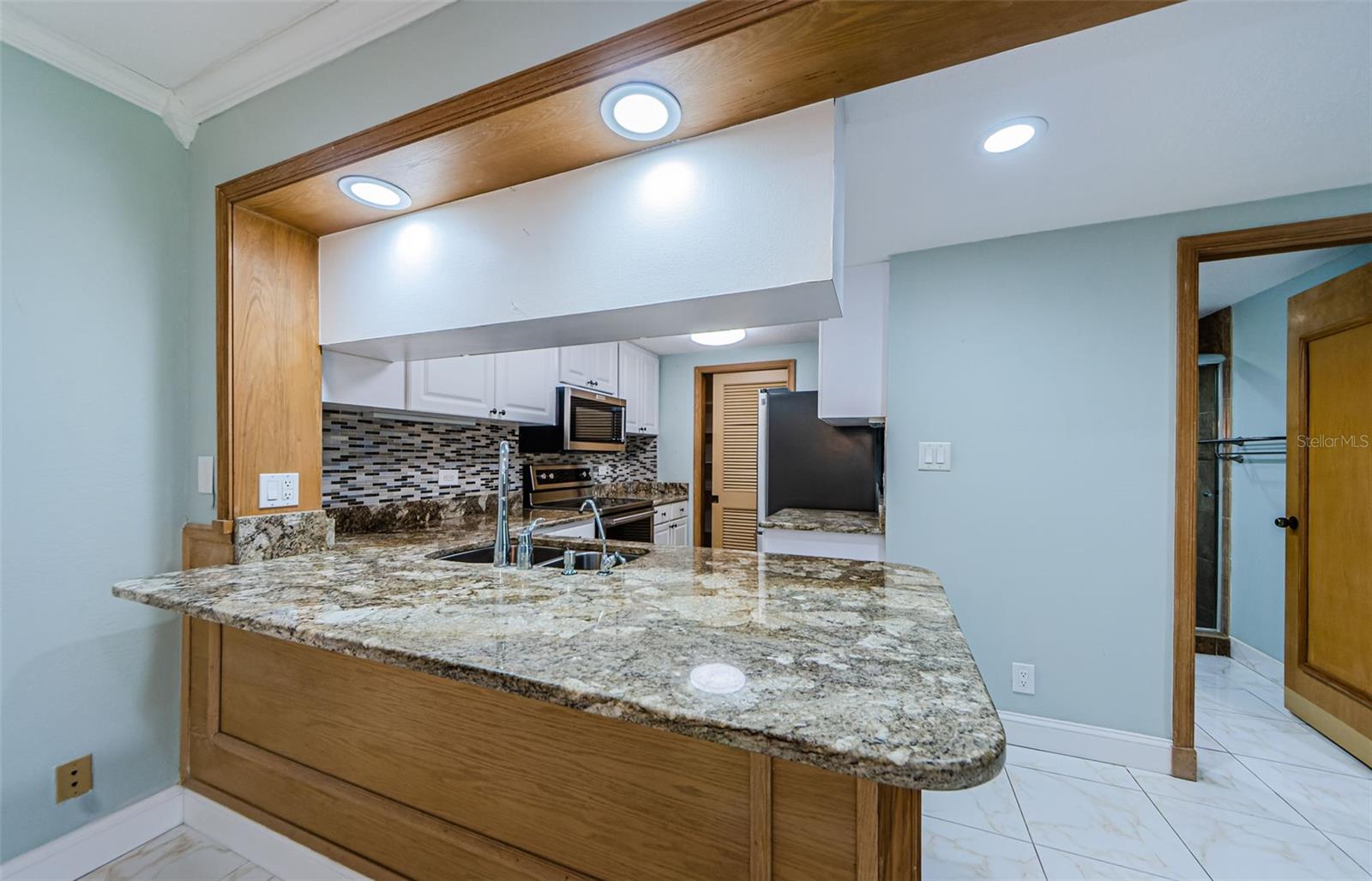 GRANITE COUNTER TOPS WITH BREAKFAST BAR