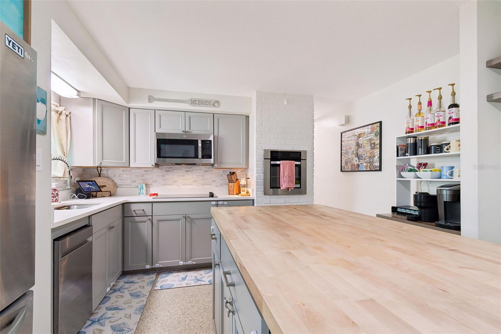 Modern Eat-In Kitchen