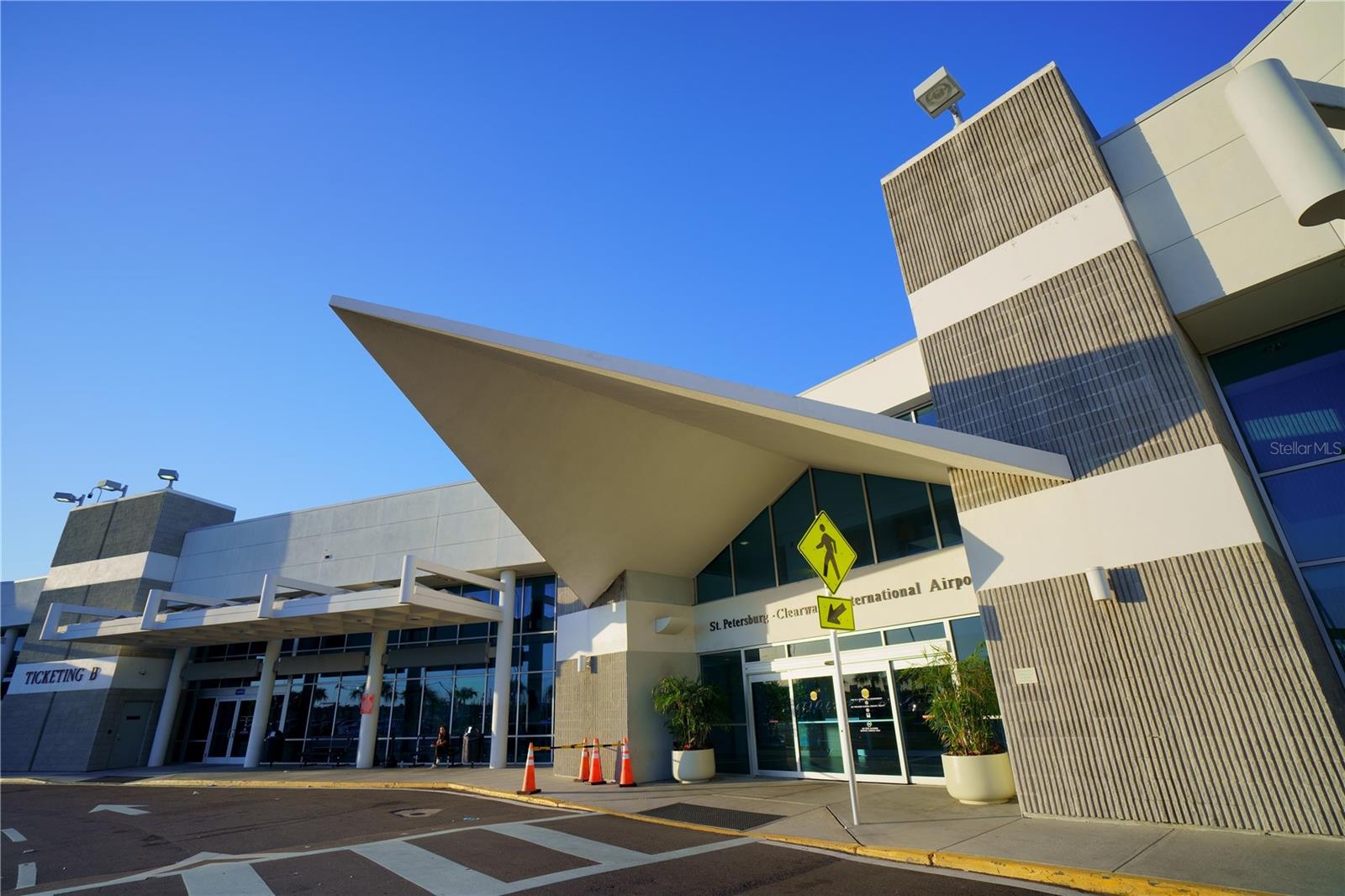 5 minute drive to Airport