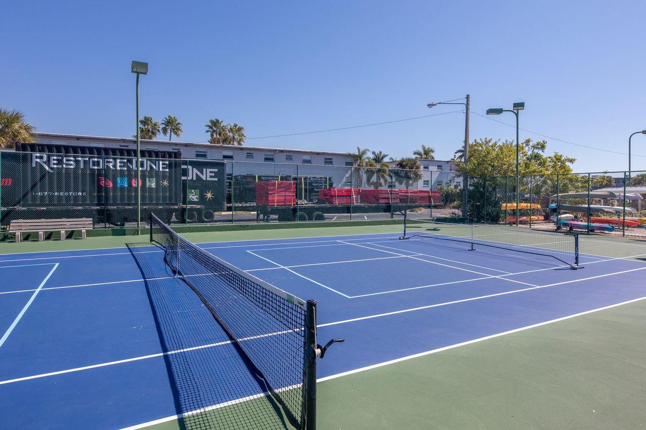 Tennis/pickleball court