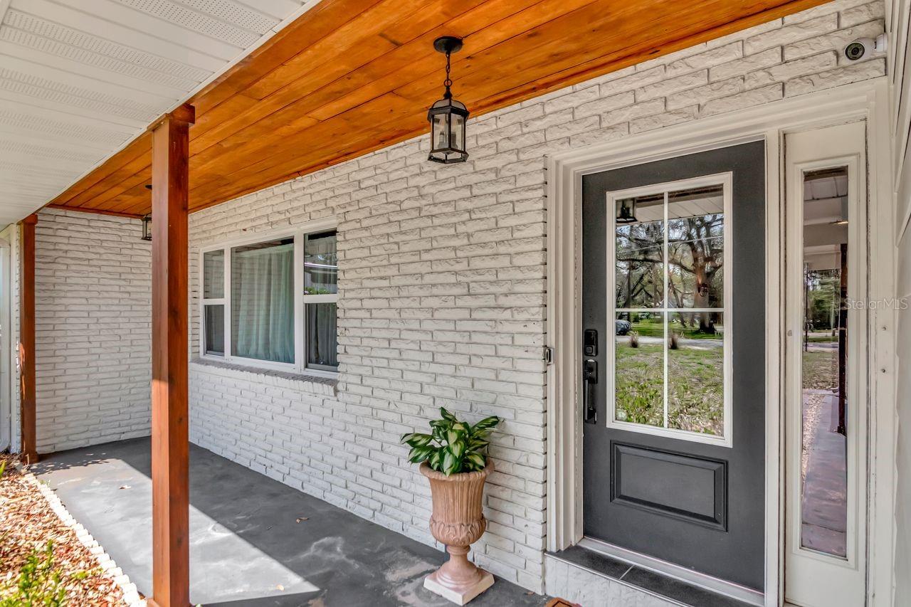 Cvered Front Porch & Entry