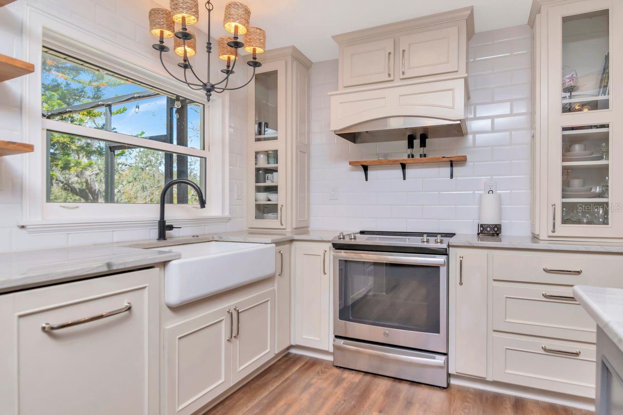 Kitchen, Farmhouse Sink, Window Overlooking Backyard