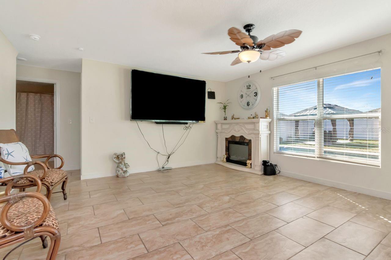 Open Concept - Livingroom/Kitchen