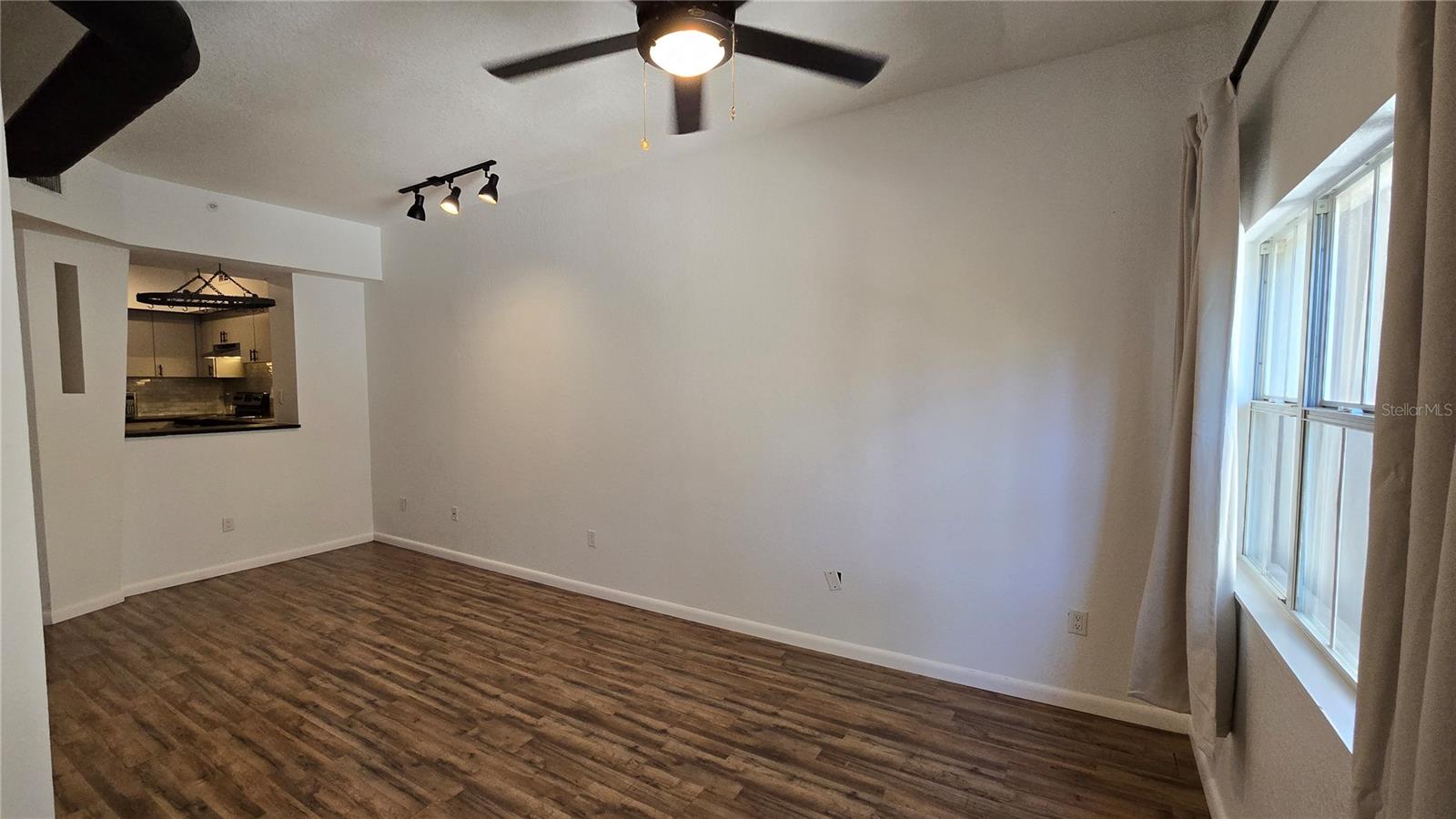 living room w ceiling fan