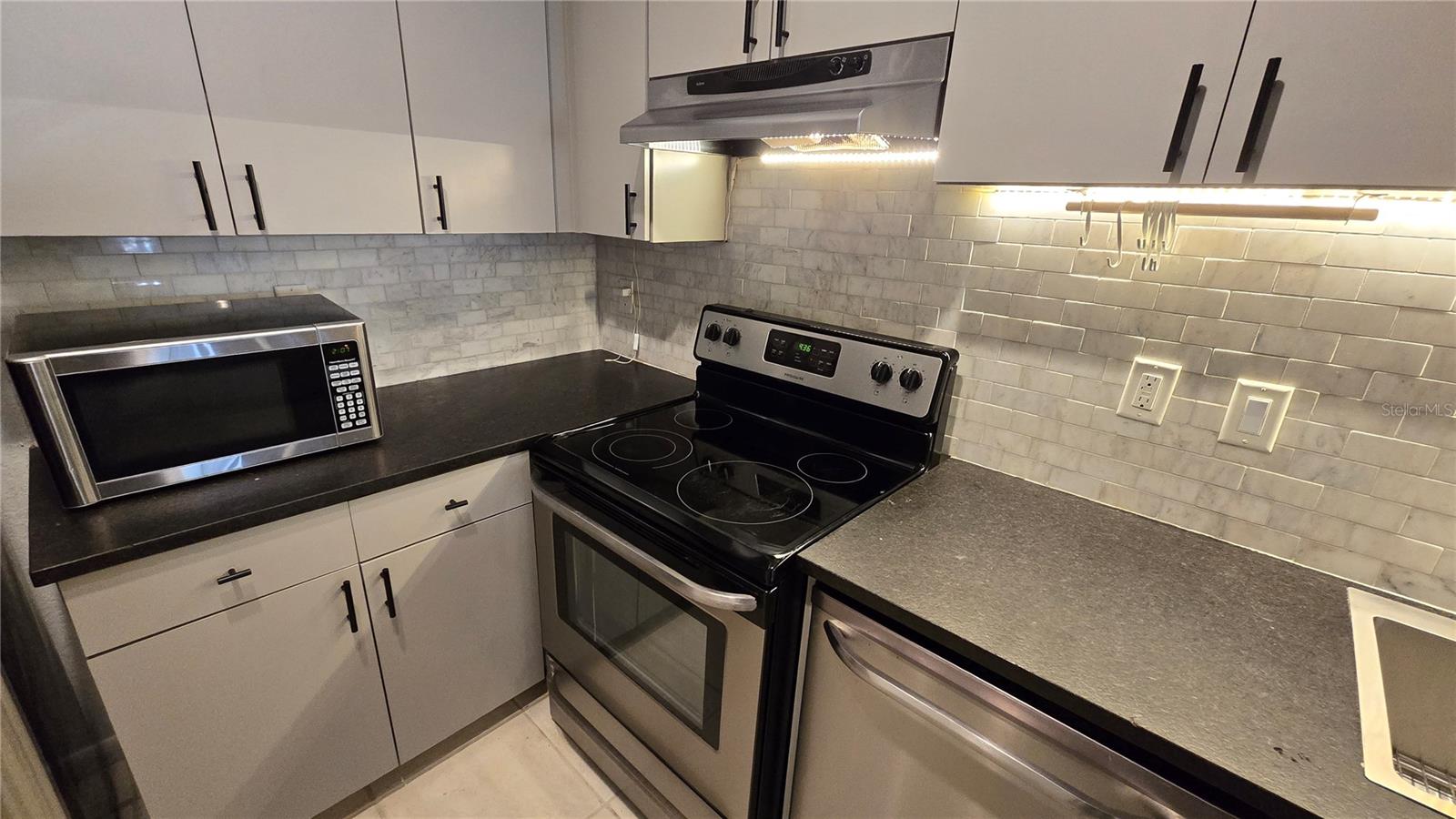 Marble tile backsplash