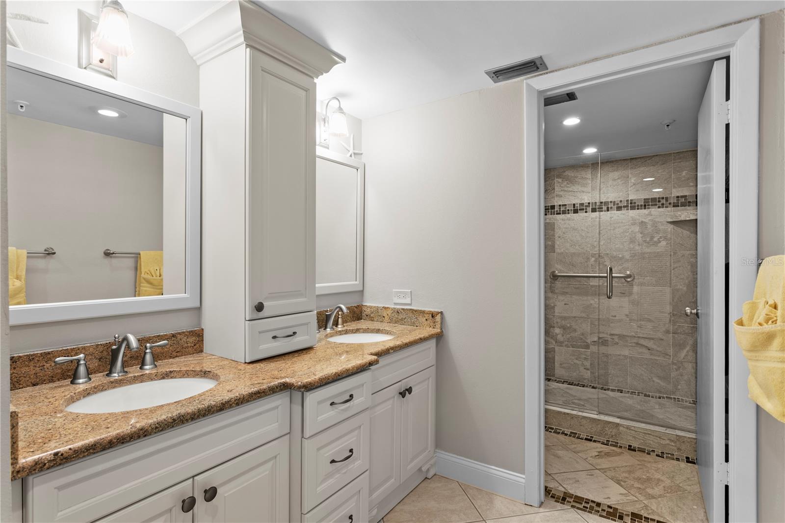 En-suite bath with dual vanities