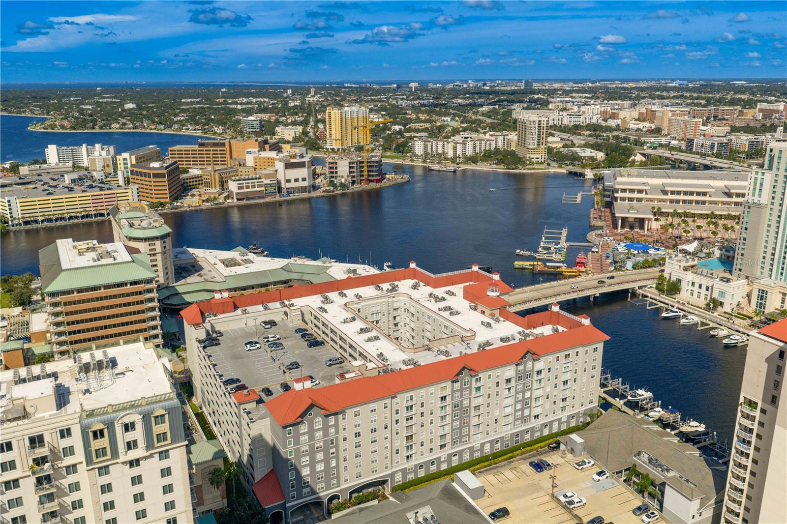 Parkcrest boasts an unbeatable South Tampa location, just minutes from Bayshore Boulevard, Hyde Park, Water Street, and the vibrant energy of downtown Tampa.