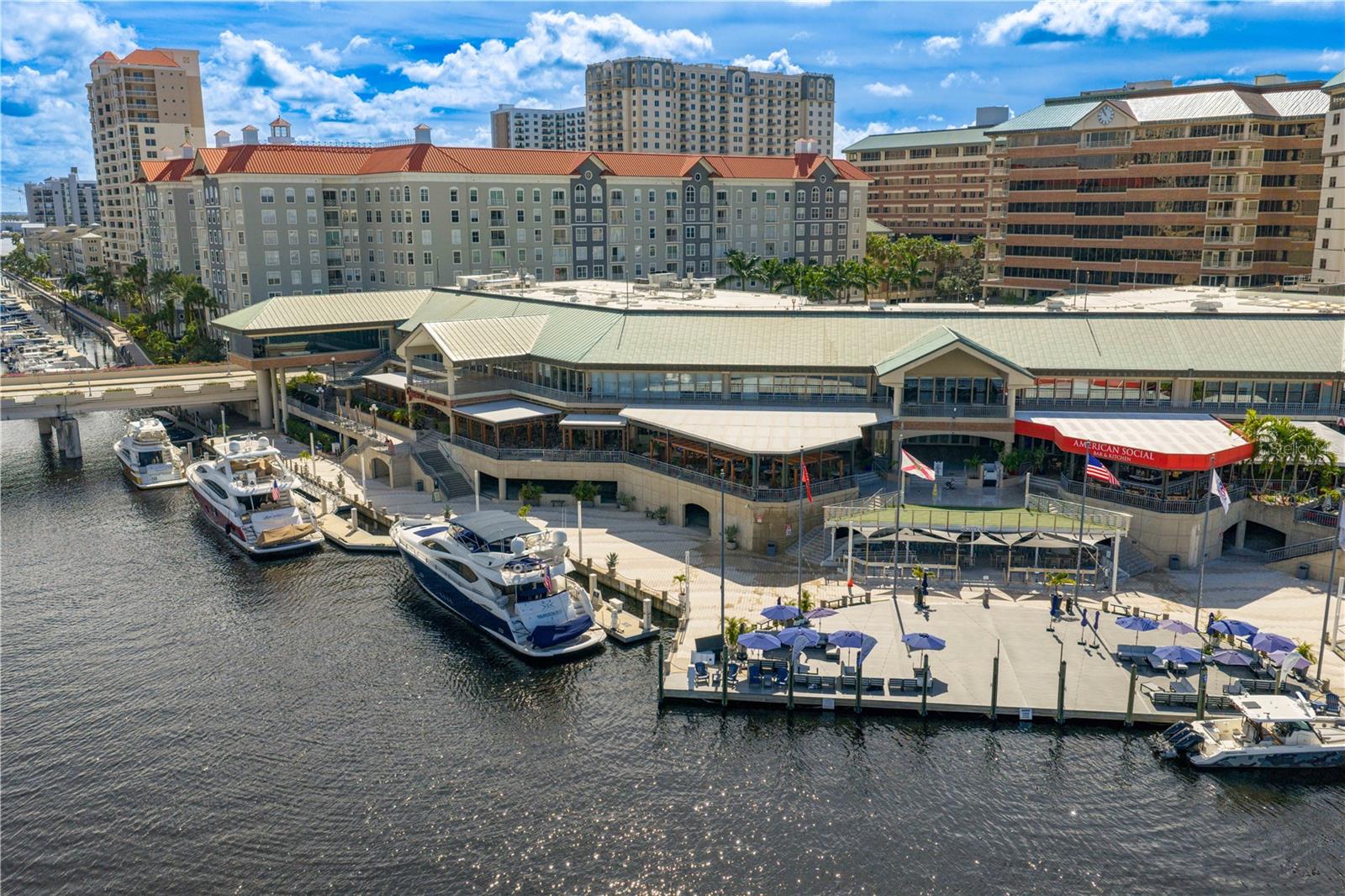 Parkcrest boasts a prime location just off the Riverwalk, offering easy access to Jacksons, American Social, and an array of other fantastic restaurants and shops.