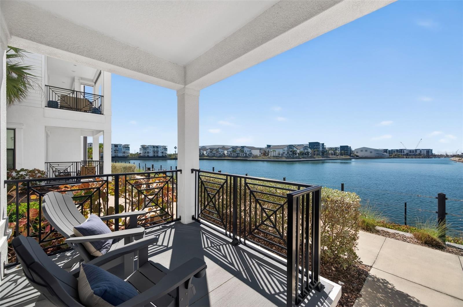 First floor balcony-private entrance