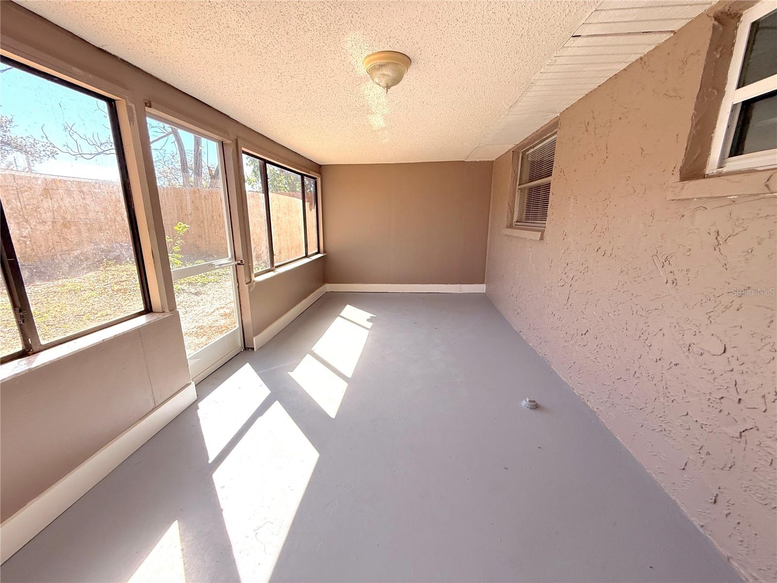 Enclosed lania.Ready for entertaining