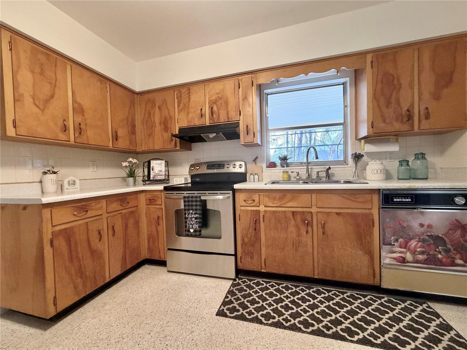 Very spacious kitchen with eat-in area and walk-in pantry!