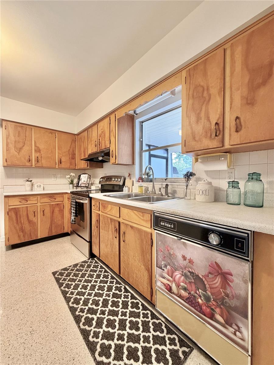 Very spacious kitchen with eat-in area and walk-in pantry!