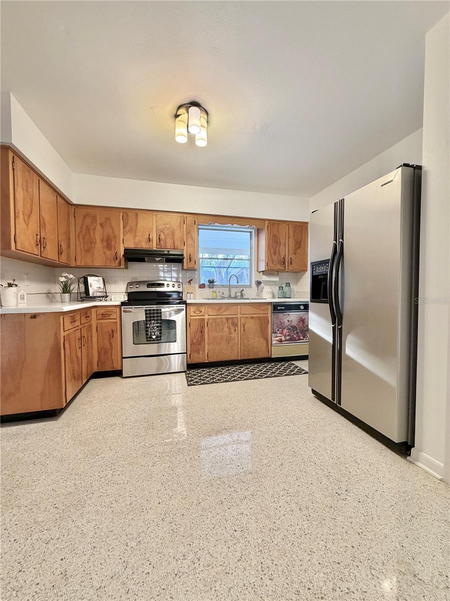 Very spacious kitchen with eat-in area and walk-in pantry!