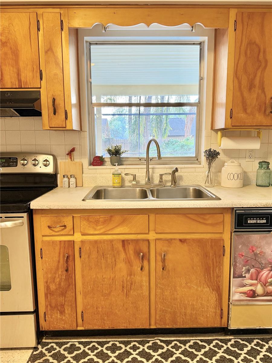 Very spacious kitchen with eat-in area and walk-in pantry!