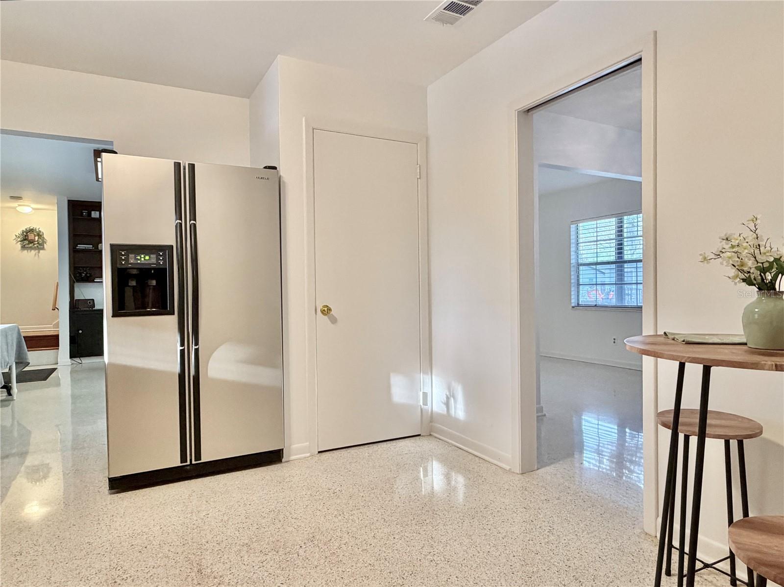 Very spacious kitchen with eat-in area and walk-in pantry!